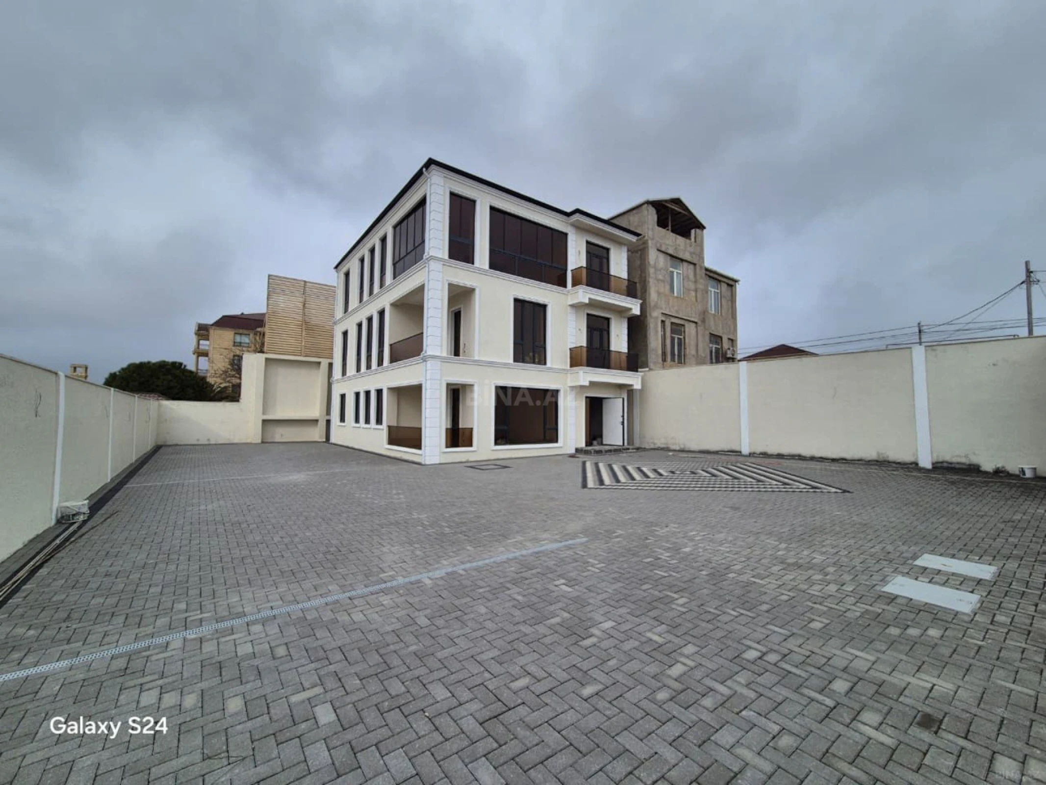 Satılır 6 otaqlı həyət evi 400 m²