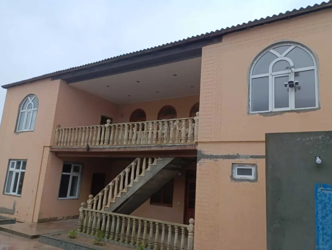 Satılır 8 otaqlı həyət evi 300 m²