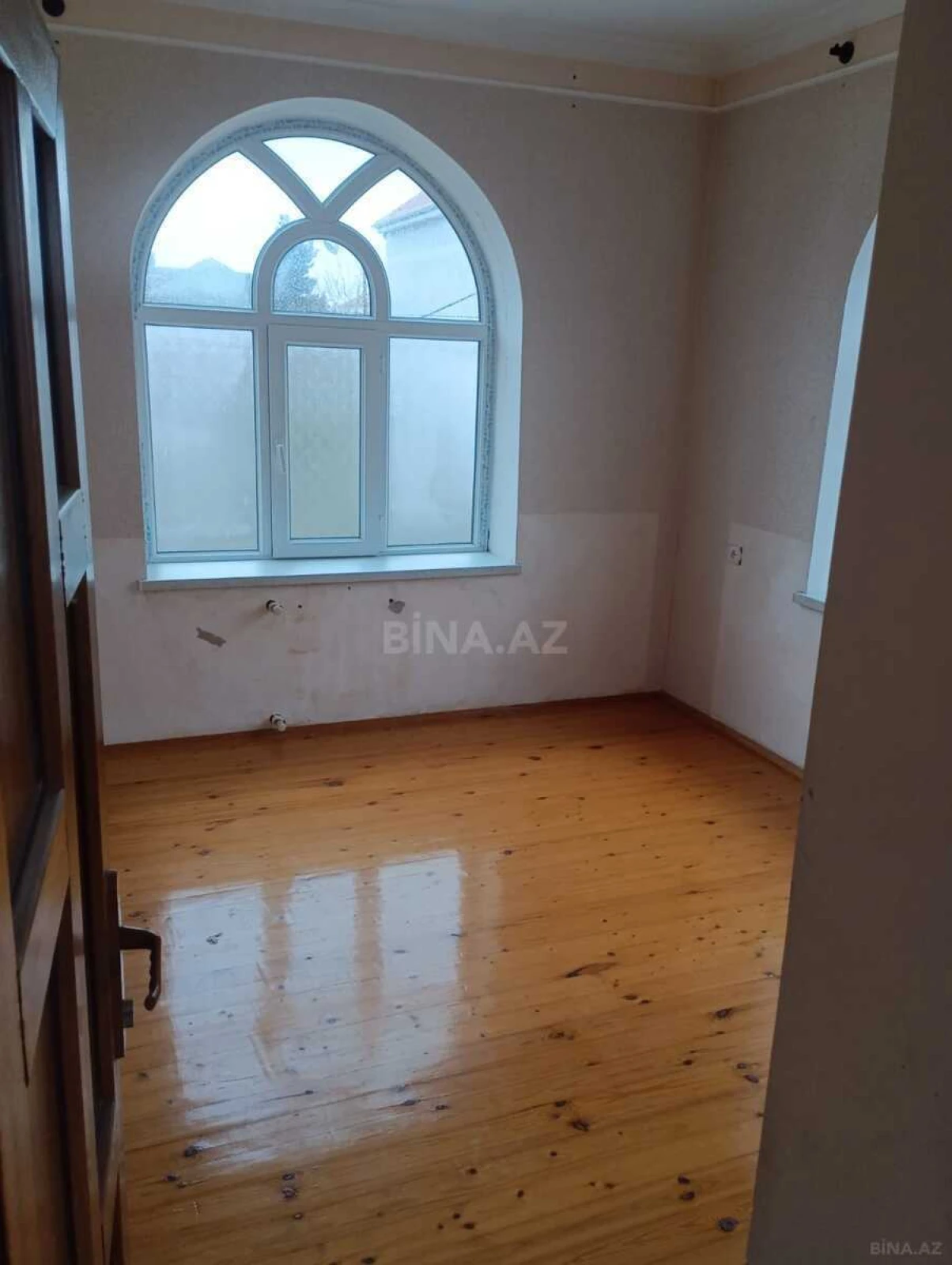 Satılır 8 otaqlı həyət evi 300 m²
