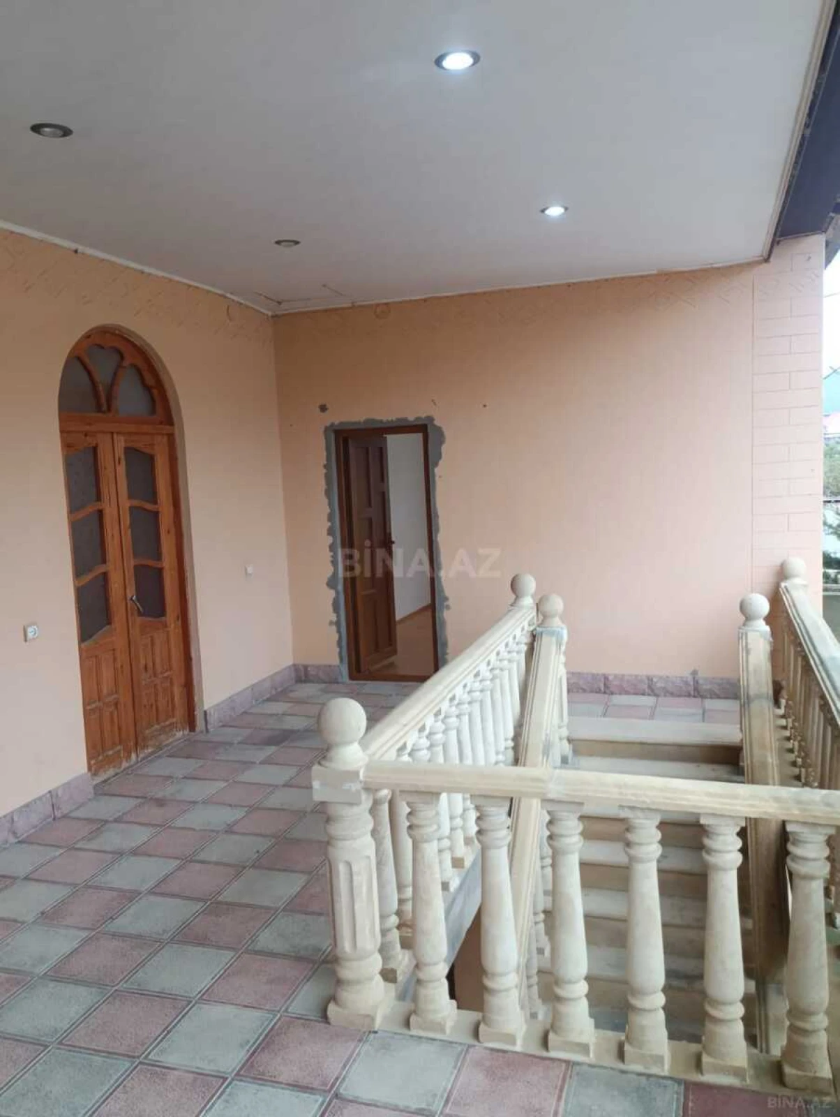 Satılır 8 otaqlı həyət evi 300 m²