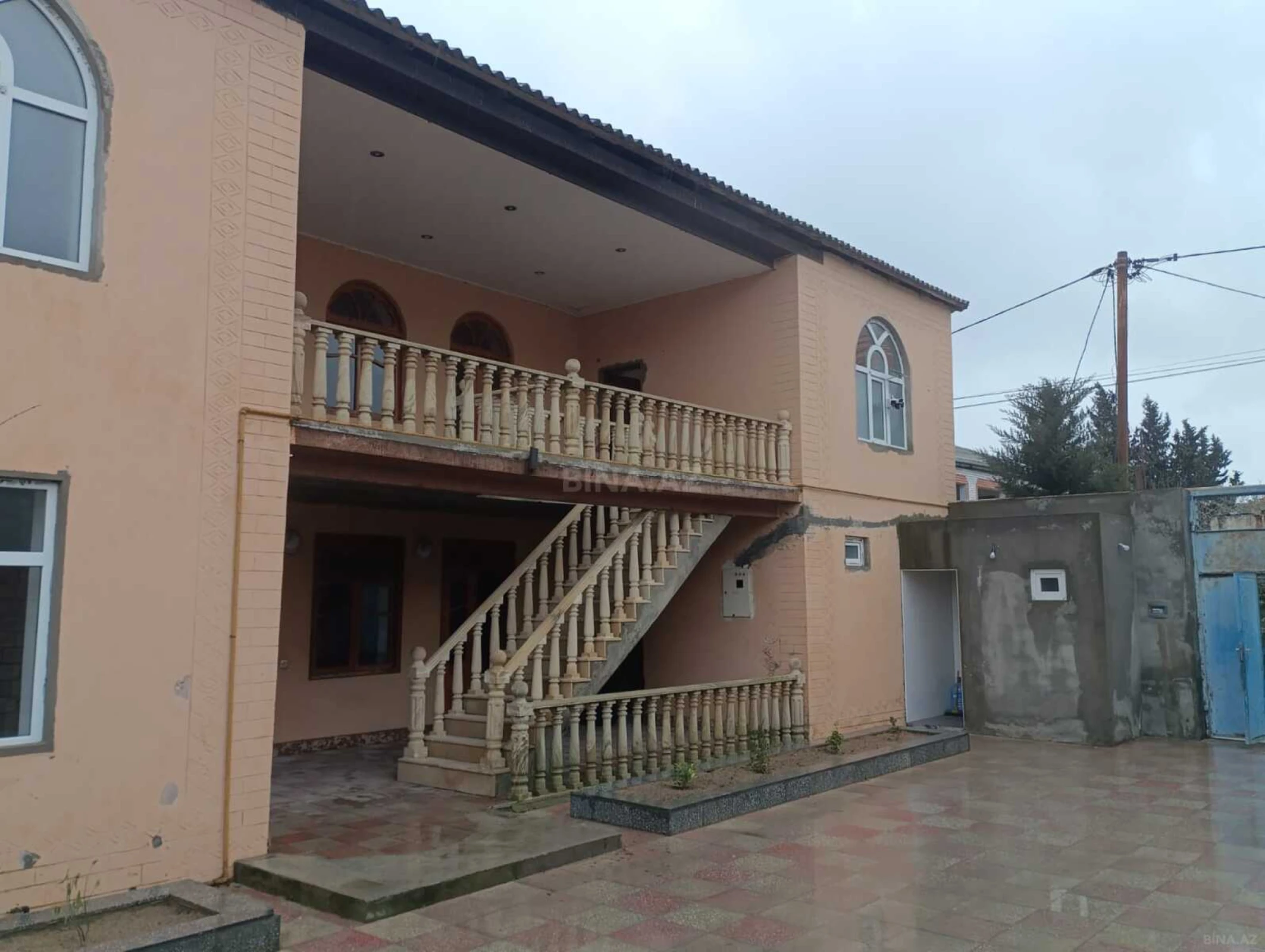 Satılır 8 otaqlı həyət evi 300 m²