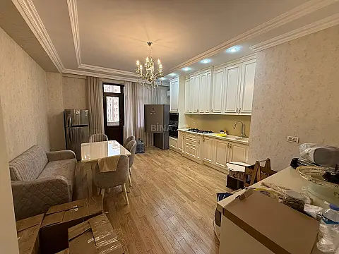 Satılır 4 otaqlı mənzil 185 m²