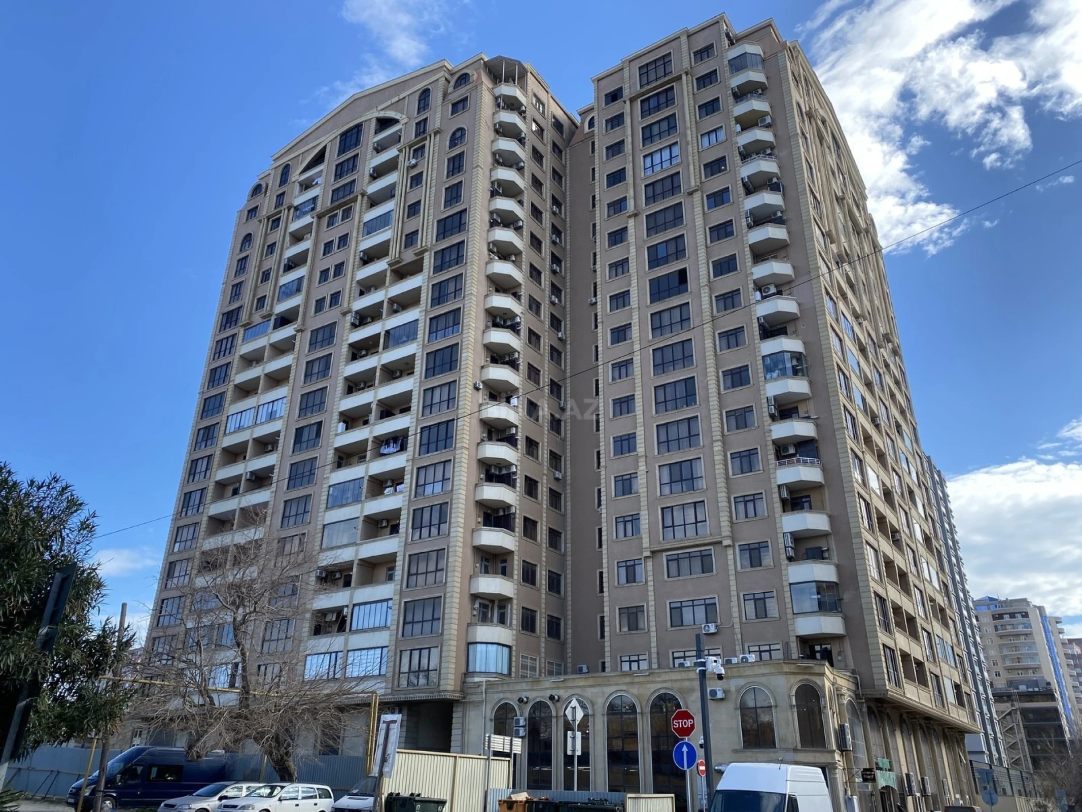 Satılır 4 otaqlı mənzil 185 m²