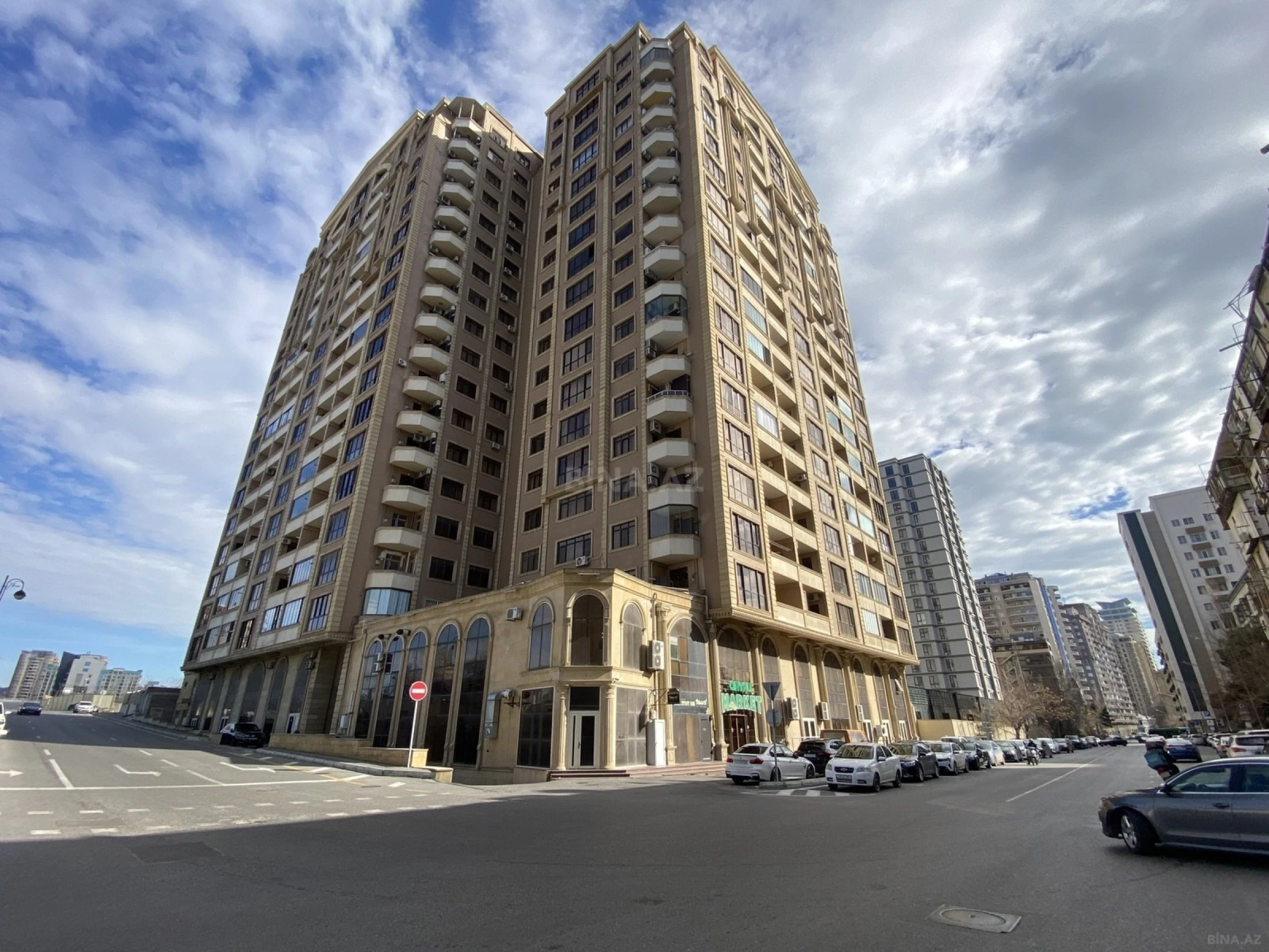 Satılır 4 otaqlı mənzil 185 m²