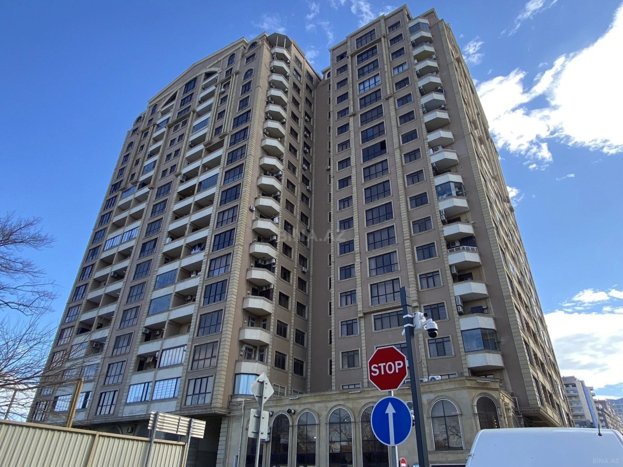 Satılır 4 otaqlı mənzil 185 m²