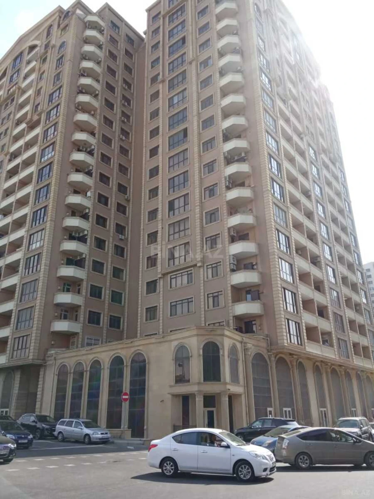 Satılır 4 otaqlı mənzil 185 m²