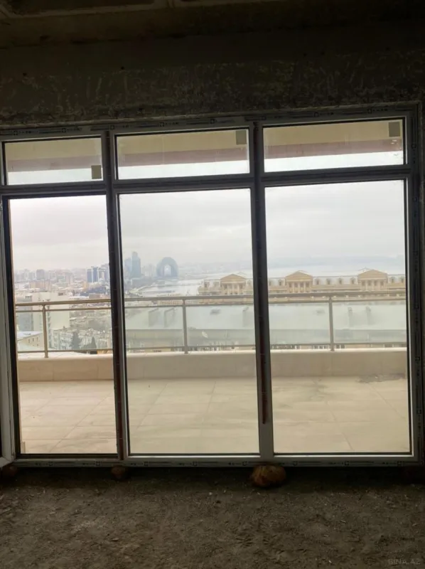 Satılır 4 otaqlı mənzil 214 m²