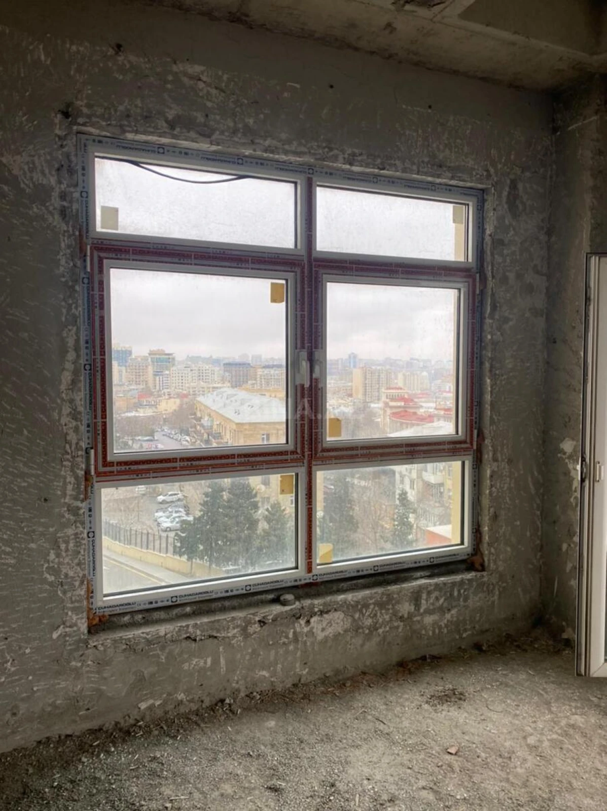 Satılır 4 otaqlı mənzil 214 m²