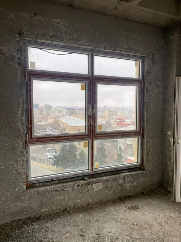 Satılır 4 otaqlı mənzil 214 m²