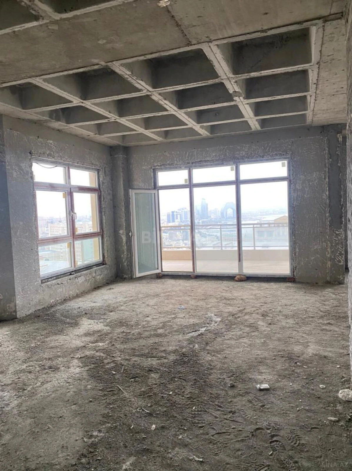 Satılır 4 otaqlı mənzil 214 m²