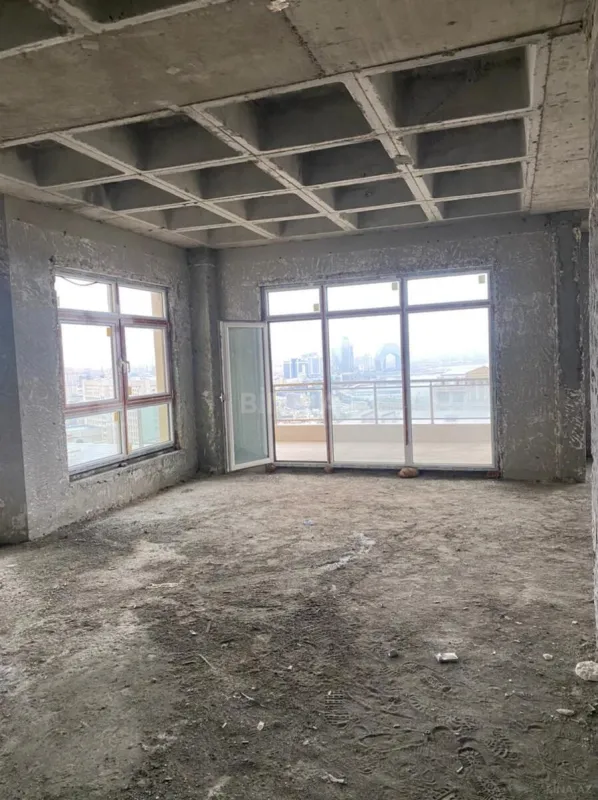 Satılır 4 otaqlı mənzil 214 m²