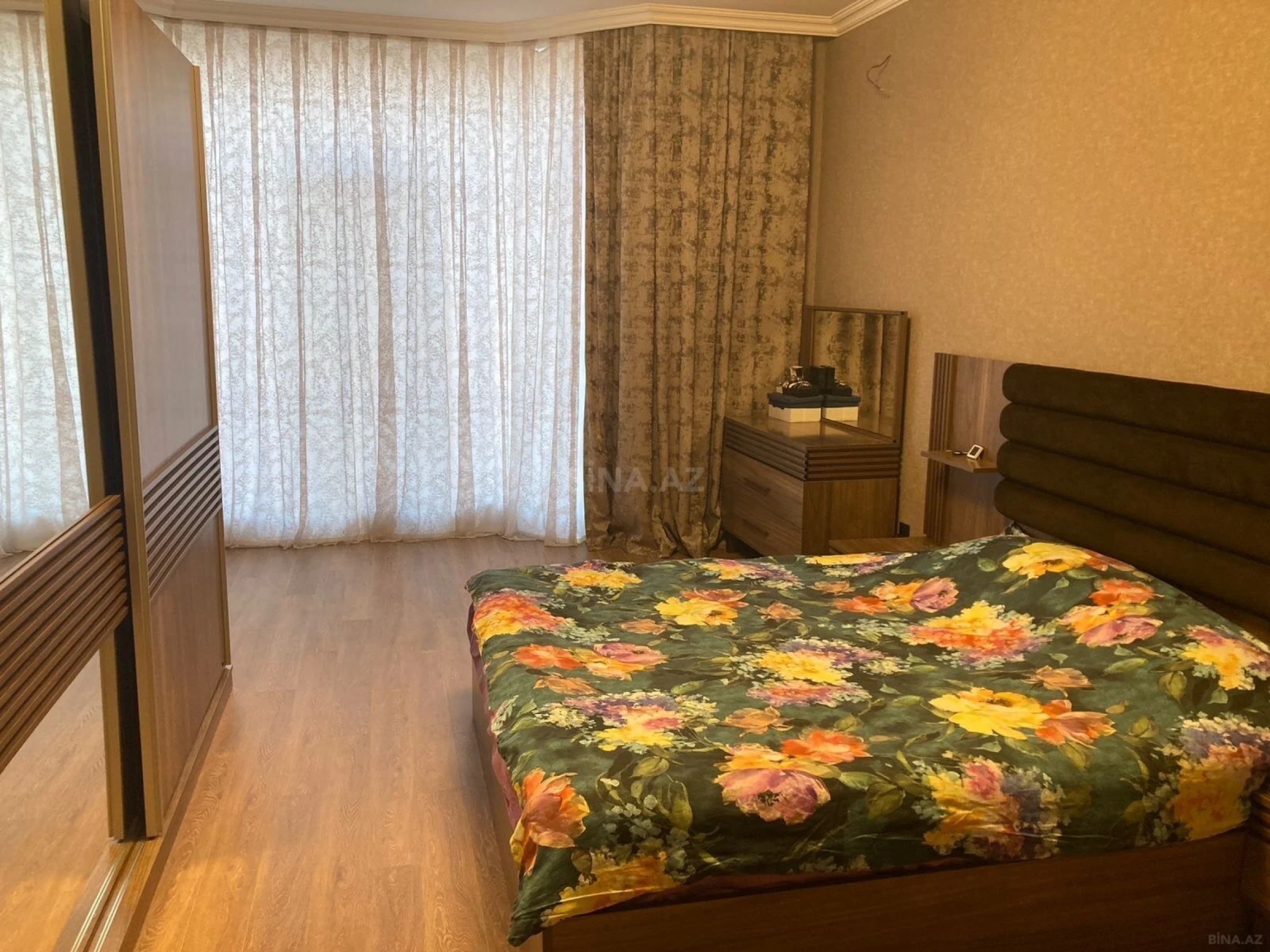 Satılır 5 otaqlı həyət evi 215 m²