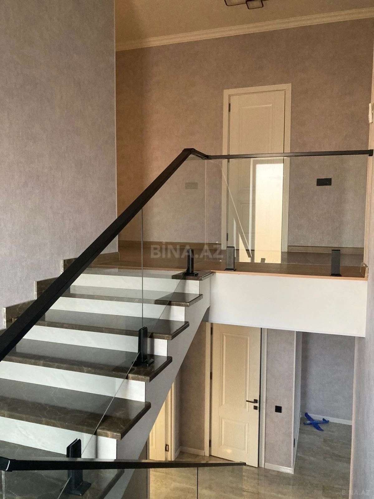 Satılır 5 otaqlı həyət evi 215 m²