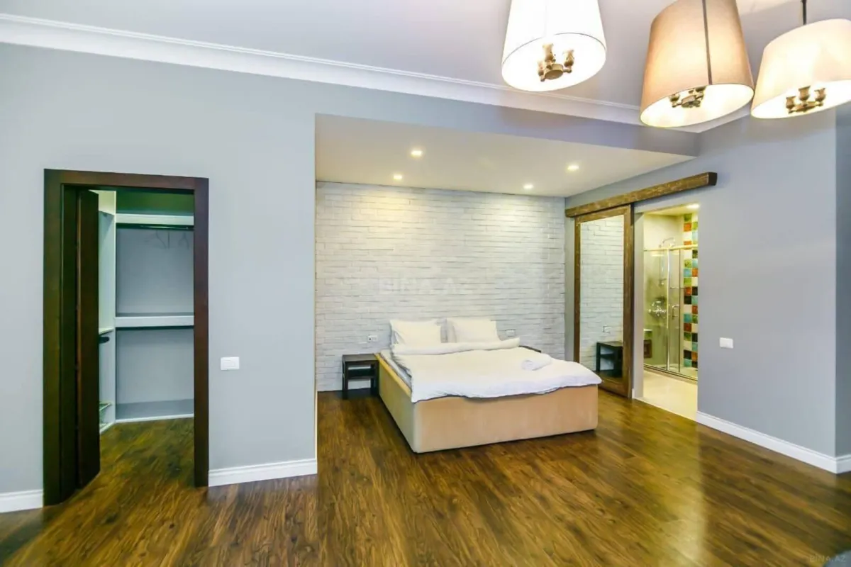 Satılır 5 otaqlı mənzil 250 m²
