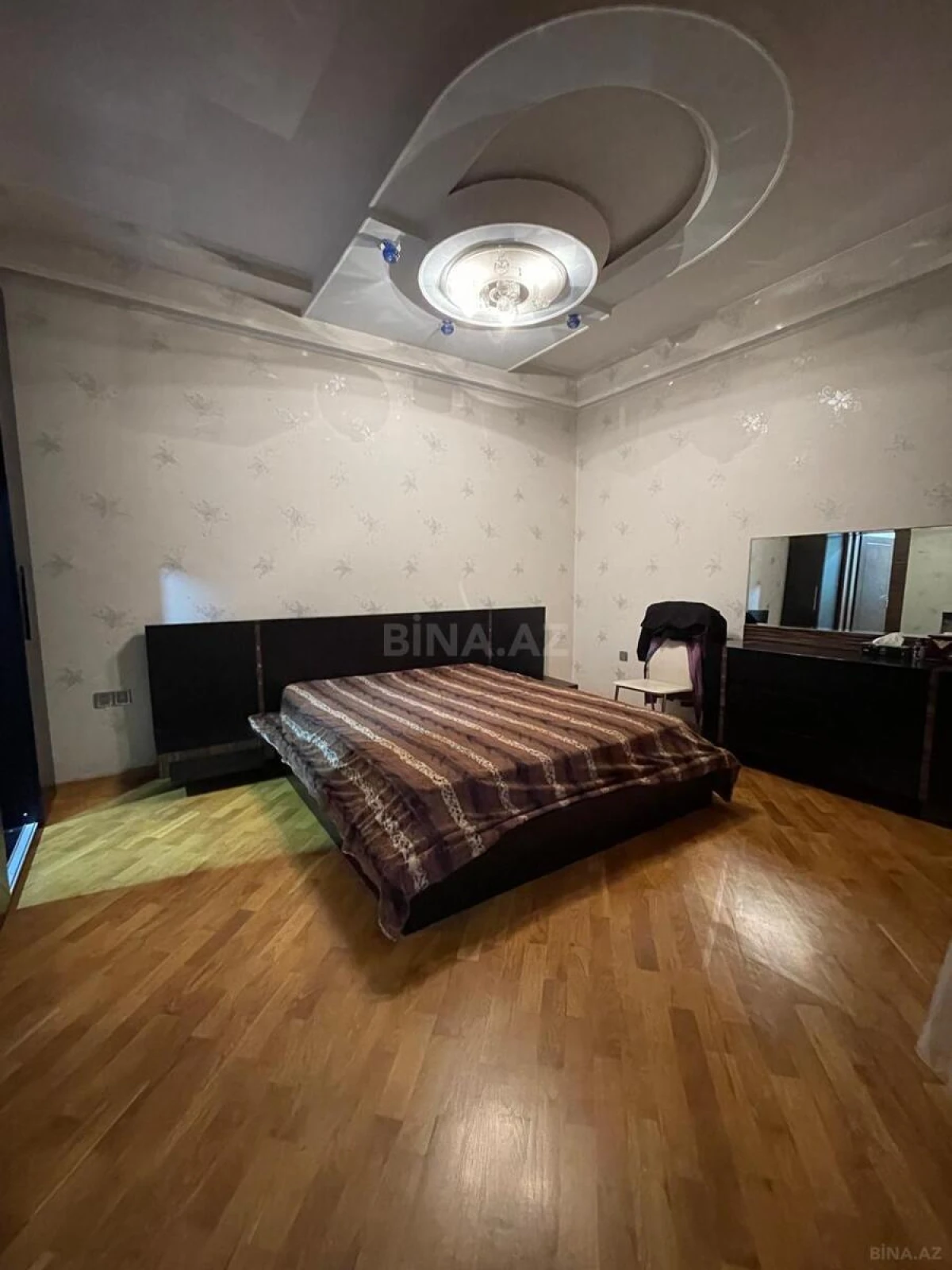 Satılır 4 otaqlı mənzil 186 m²