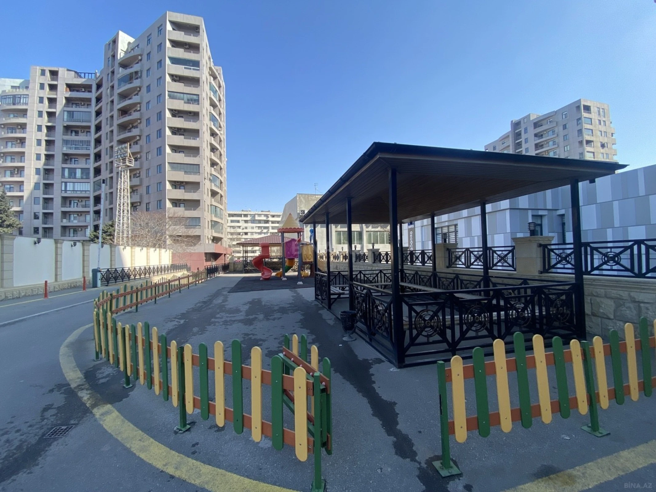Satılır 3 otaqlı mənzil 135 m²