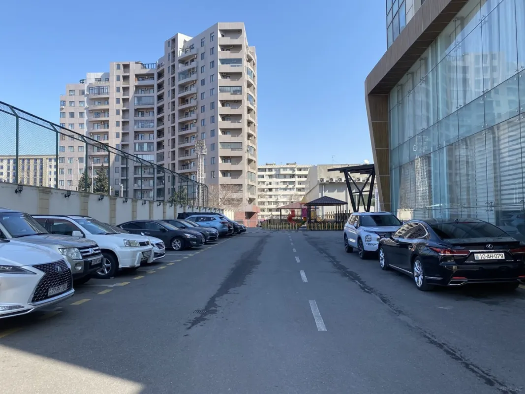 Satılır 3 otaqlı mənzil 135 m²