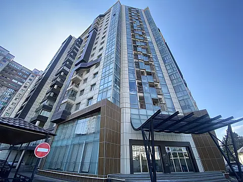 Satılır 3 otaqlı mənzil 135 m²