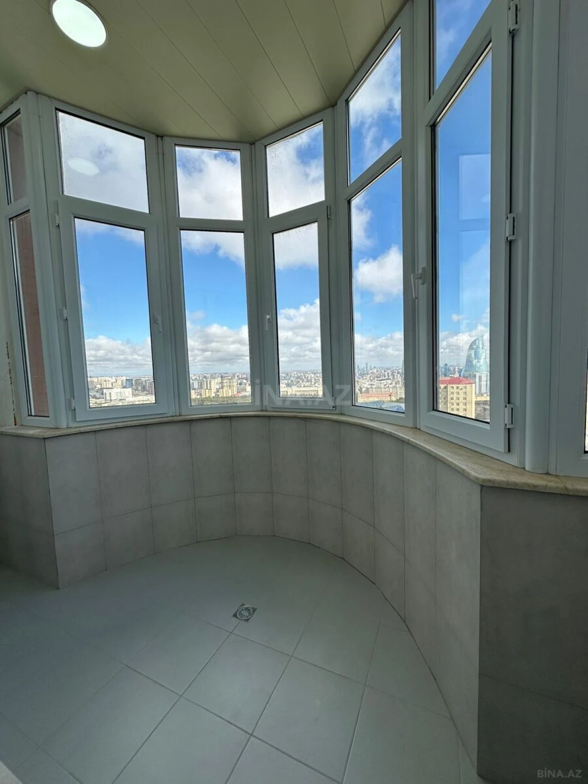 Satılır 2 otaqlı mənzil 120 m²