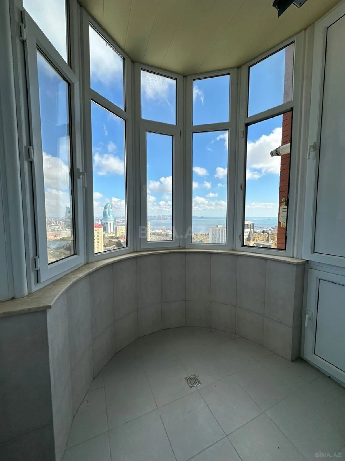 Satılır 2 otaqlı mənzil 120 m²