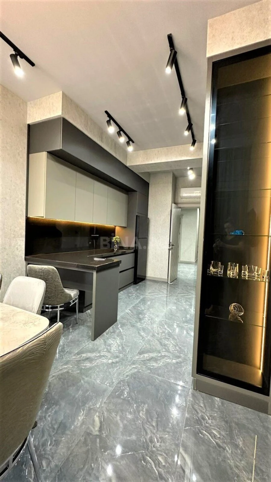 Kirayə verilir 3 otaqlı mənzil 180 m²