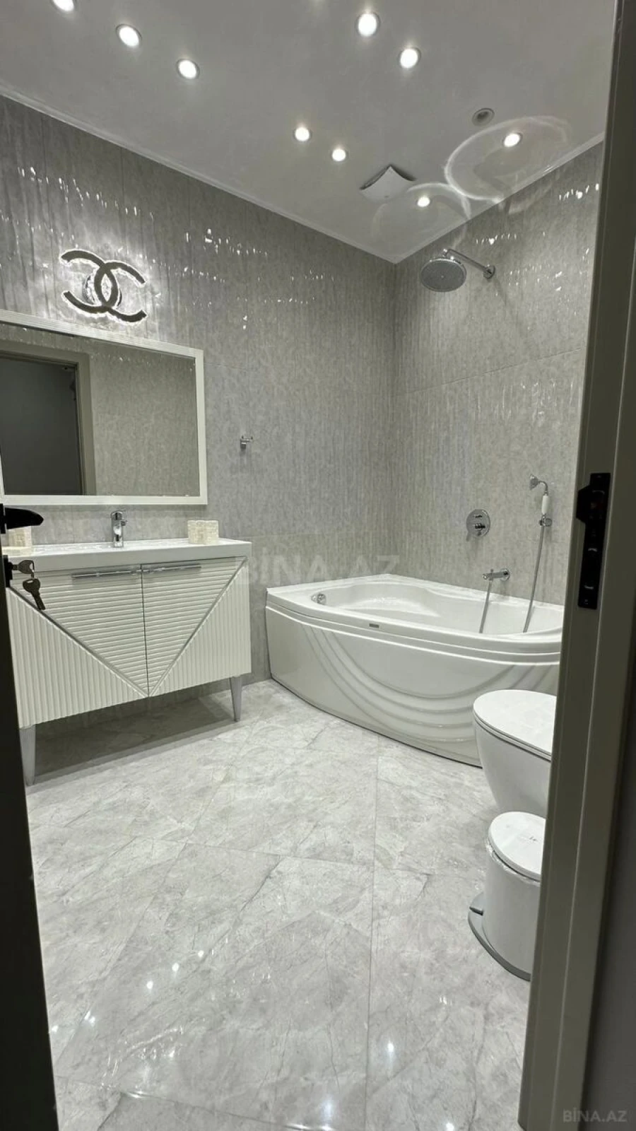 Kirayə verilir 3 otaqlı mənzil 180 m²