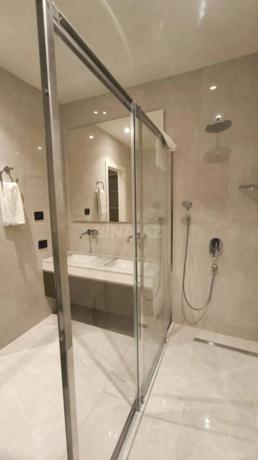 Satılır 2 otaqlı mənzil 103 m²