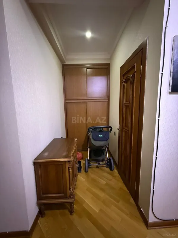 Satılır 4 otaqlı mənzil 138 m²