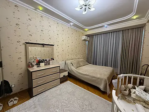 Satılır 4 otaqlı mənzil 138 m²