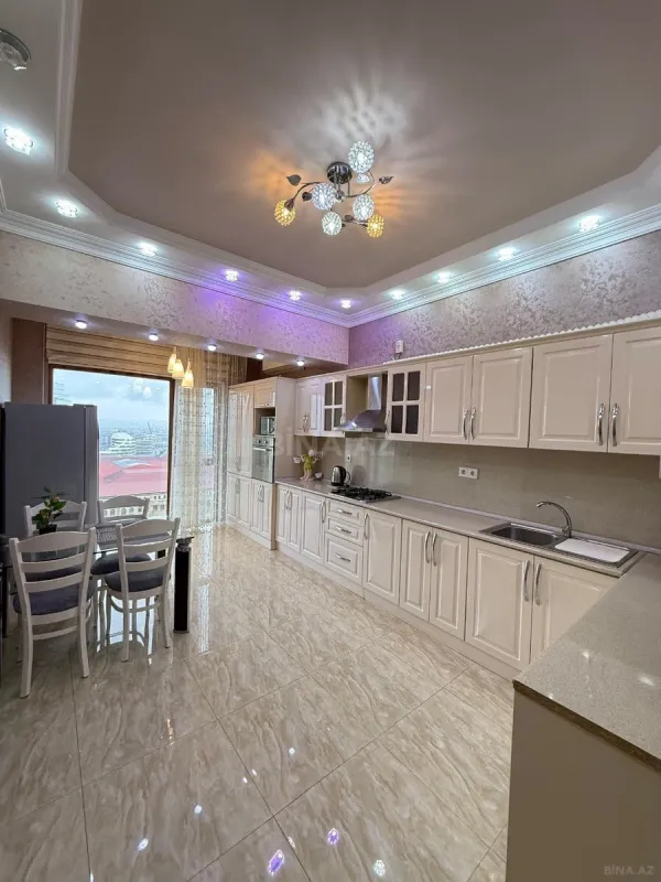 Kirayə verilir 4 otaqlı mənzil 183 m²