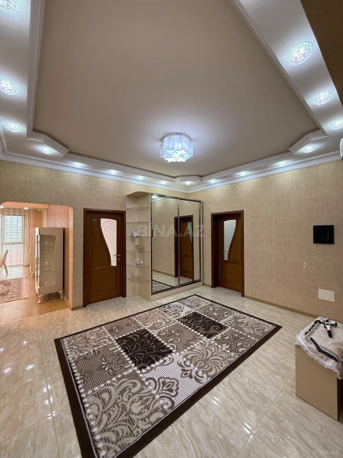 Kirayə verilir 4 otaqlı mənzil 183 m²