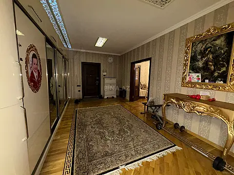 Satılır 4 otaqlı mənzil 225 m²