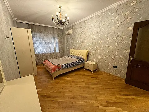 Satılır 4 otaqlı mənzil 225 m²