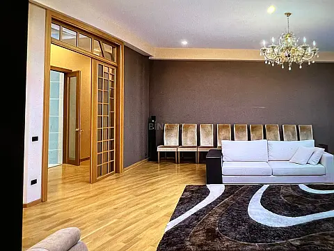 Satılır 4 otaqlı mənzil 205 m²