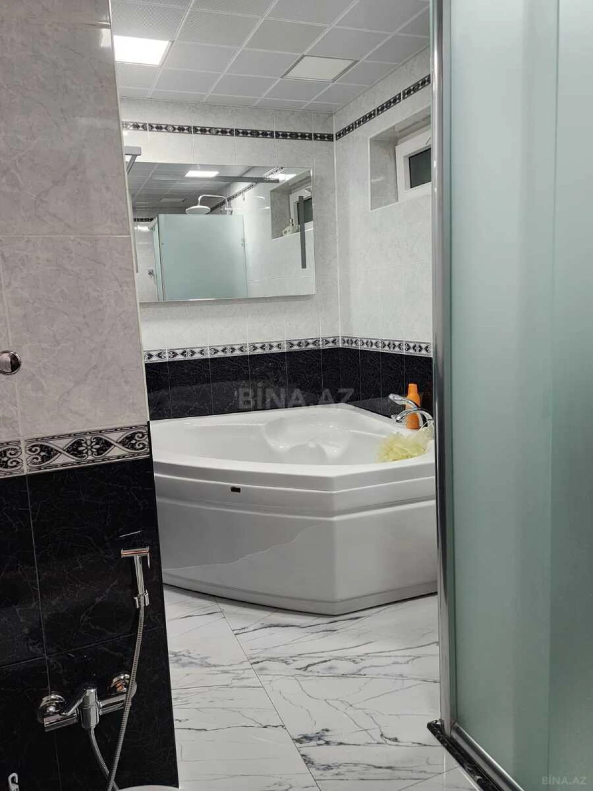 Kirayə verilir 5 otaqlı mənzil 200 m²