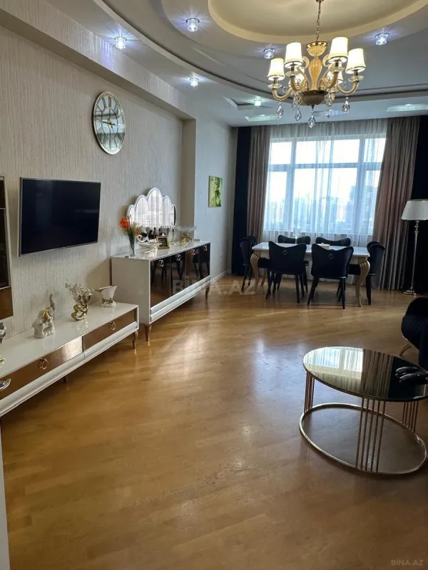 Satılır 4 otaqlı mənzil 145 m²