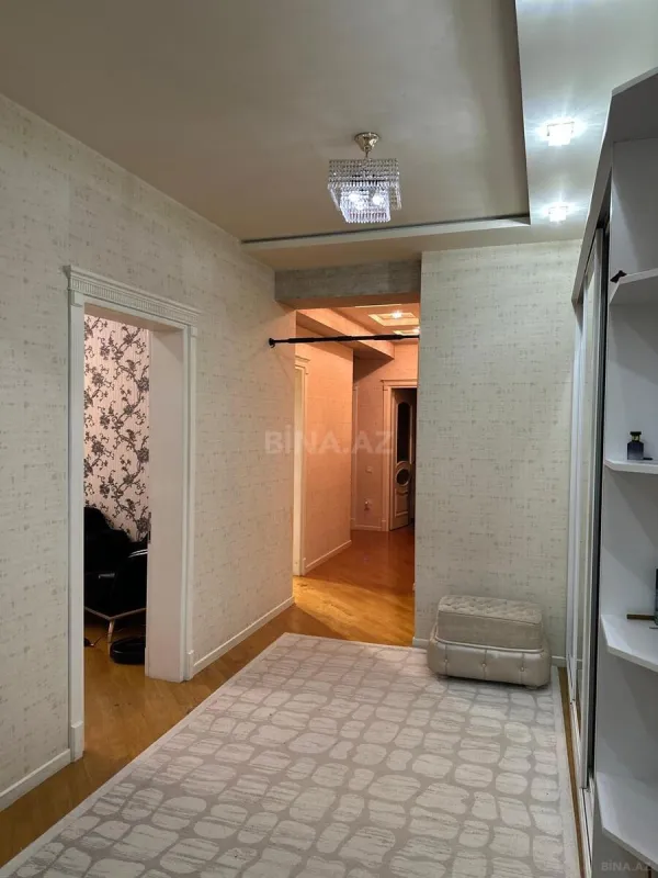 Satılır 4 otaqlı mənzil 145 m²