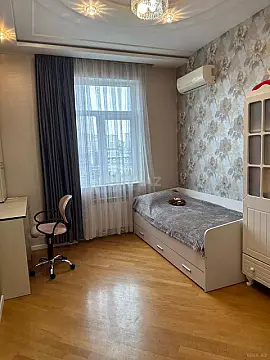 Satılır 4 otaqlı mənzil 145 m²