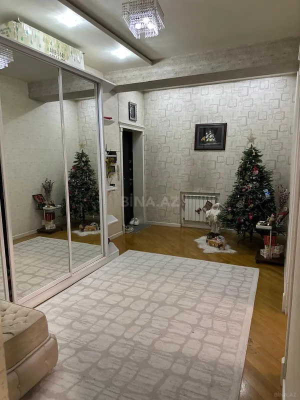 Satılır 4 otaqlı mənzil 145 m²