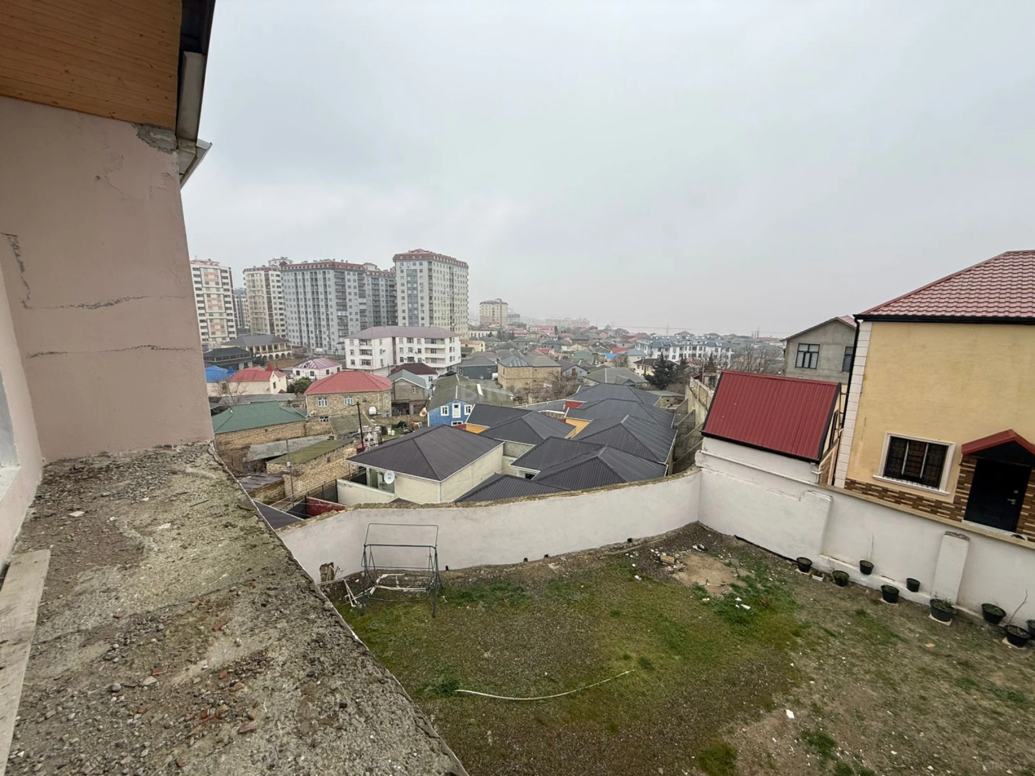 Satılır 6 otaqlı həyət evi 300 m²