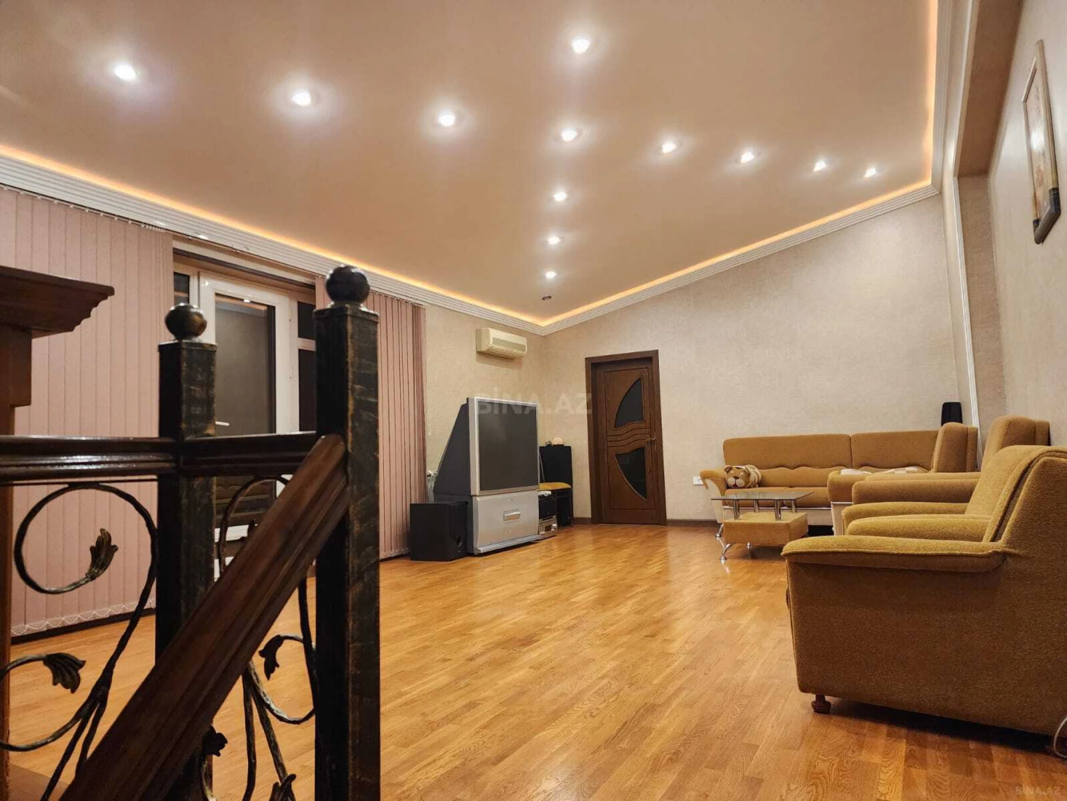 Satılır 5 otaqlı mənzil 200 m²