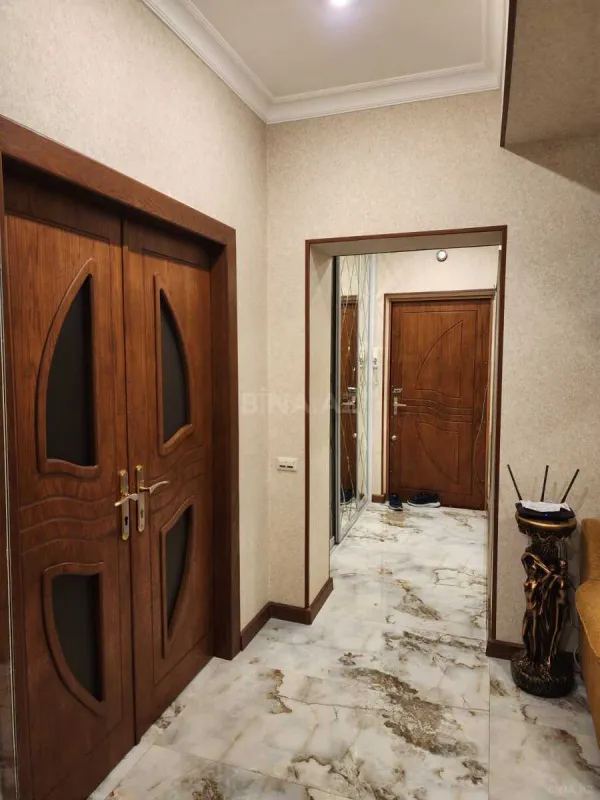 Satılır 5 otaqlı mənzil 200 m²