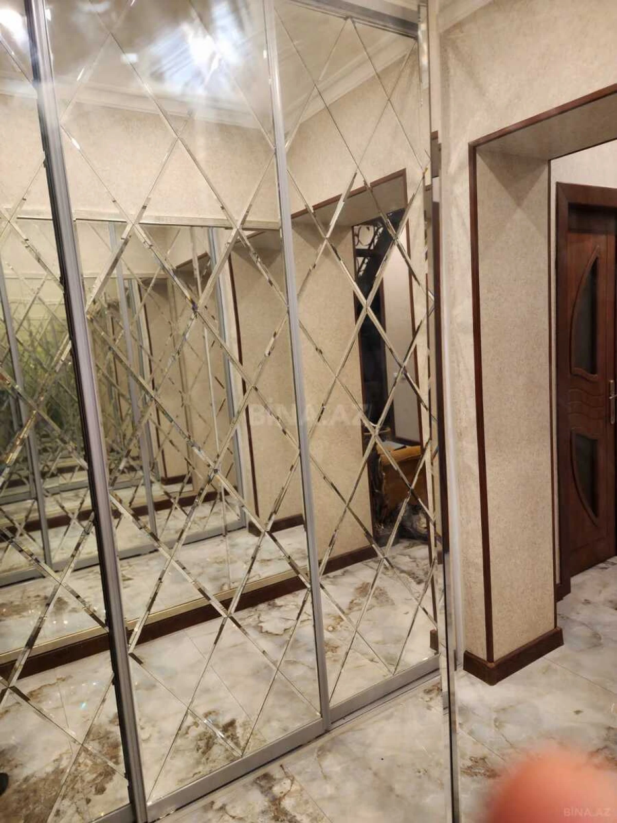 Satılır 5 otaqlı mənzil 200 m²