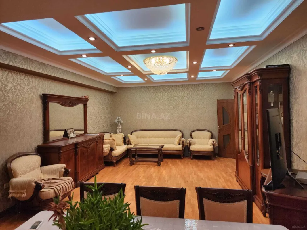 Satılır 5 otaqlı mənzil 200 m²