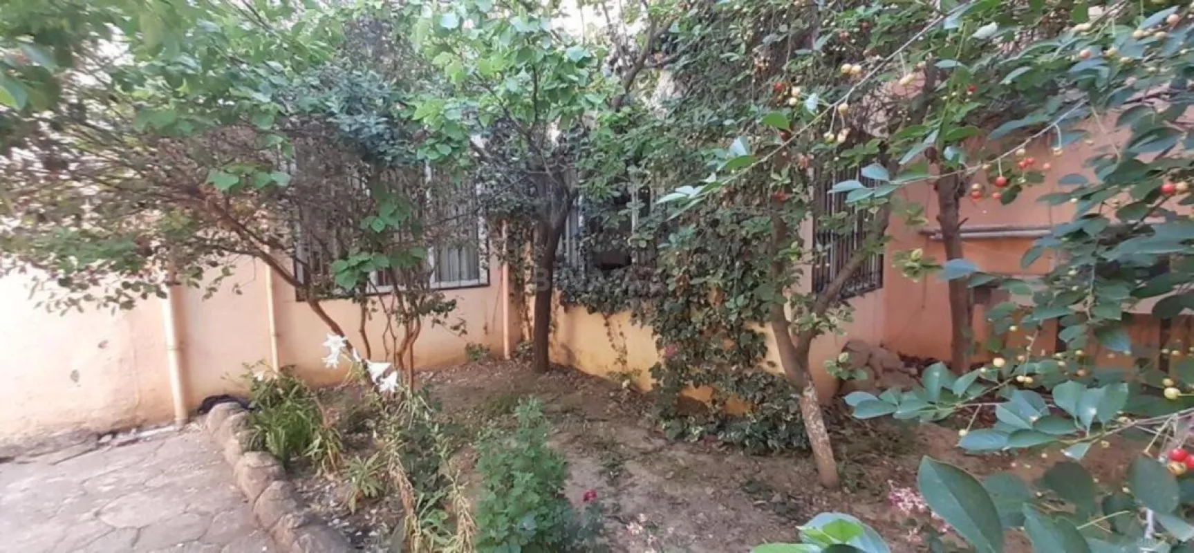 Satılır 15 otaqlı həyət evi 750 m²