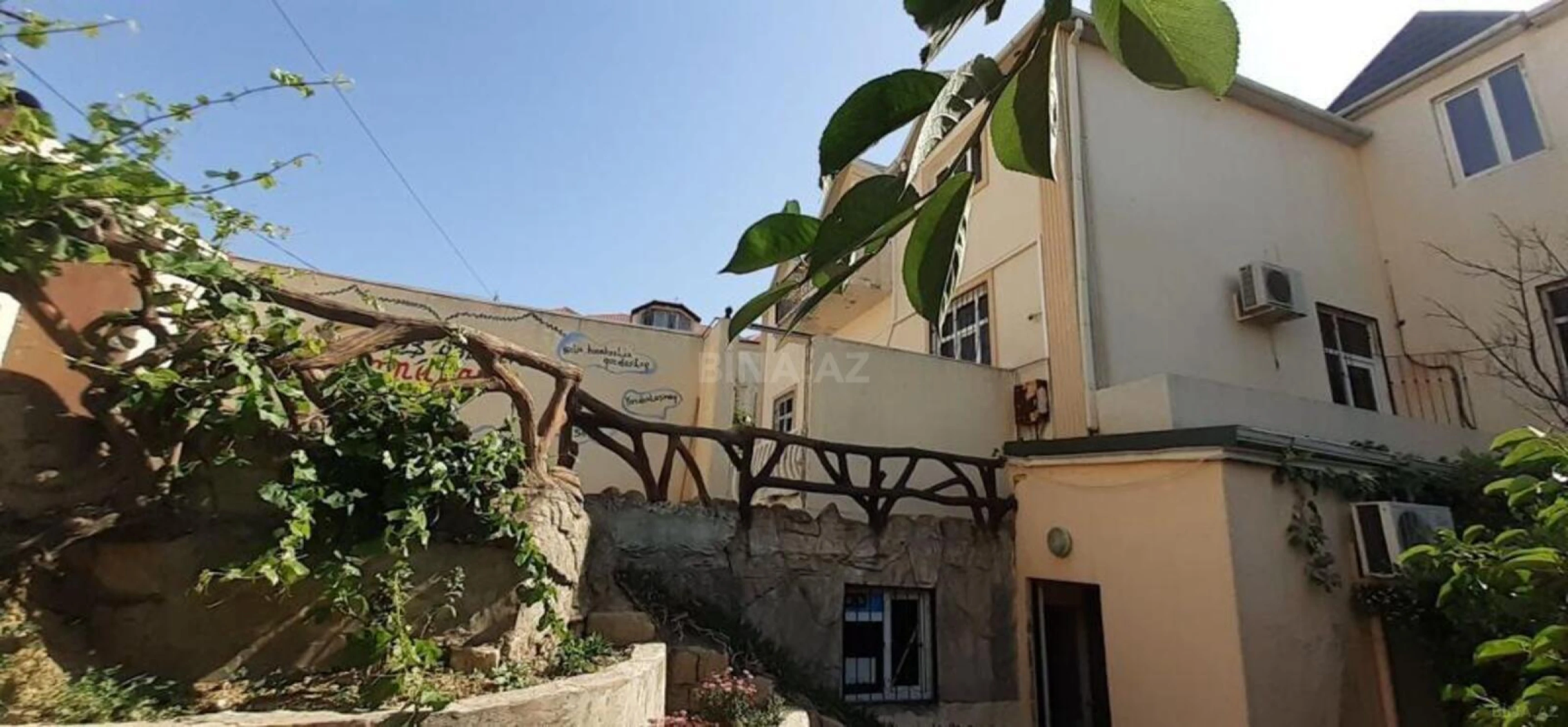 Satılır 15 otaqlı həyət evi 750 m²