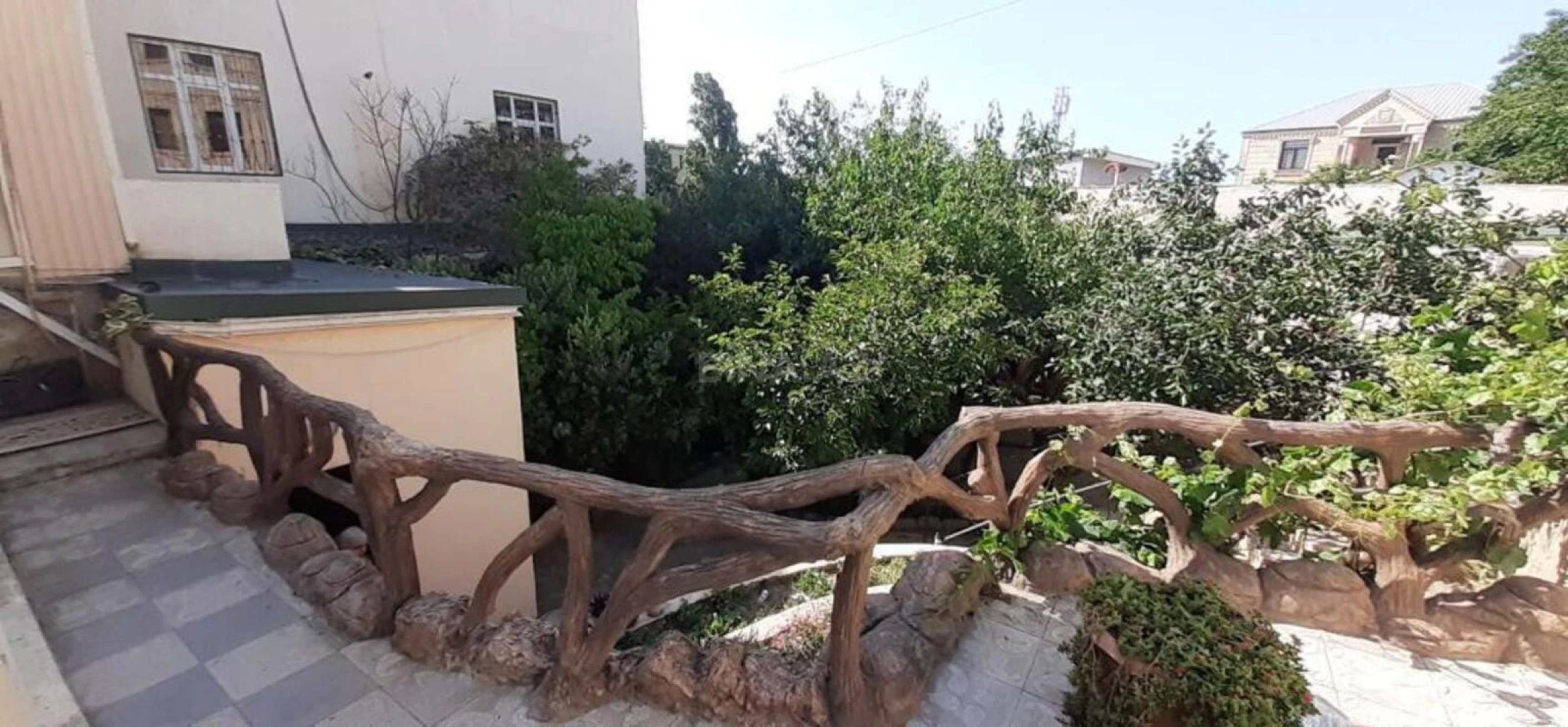 Satılır 15 otaqlı həyət evi 750 m²