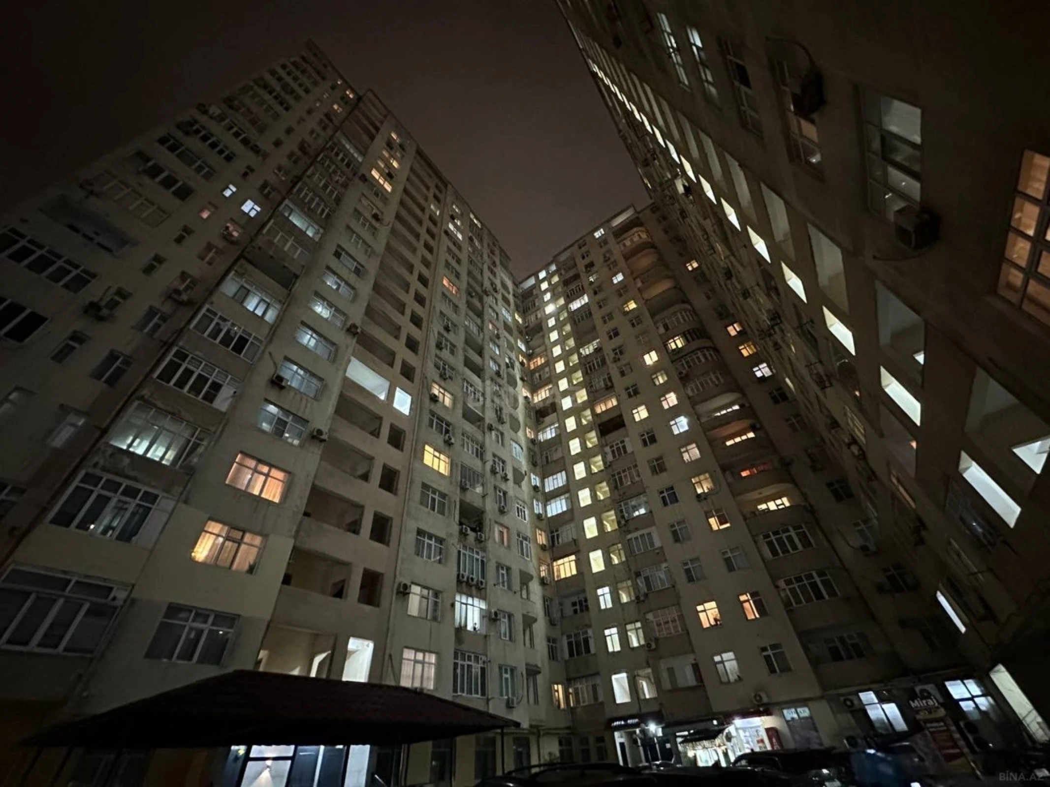 Satılır 2 otaqlı mənzil 98 m²