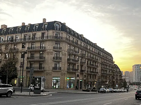 Satılır 3 otaqlı mənzil 132 m²