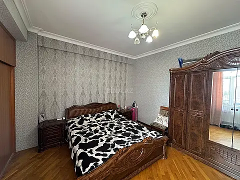 Satılır 4 otaqlı mənzil 130 m²